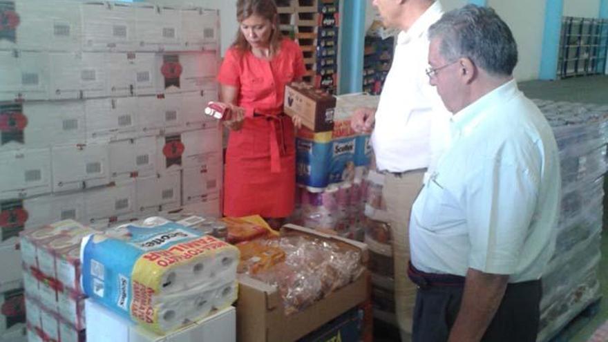 Clara San Damián observa los productos que se repartirán para los más necesitados en Zamora.