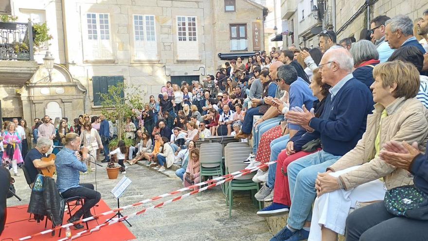 Sobre estas liñas, un momento da pasada edición de «Sons do Casco». Á dereita, músicos miñoráns nunha das anteriores edicións. | // D.P.