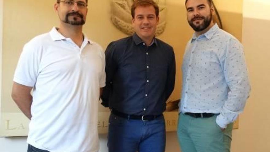 Jorge Sánchez, Roger Cerdà y el nuevo presidente de Adexa, Diego Fuentes, ayer en el ayuntamiento.