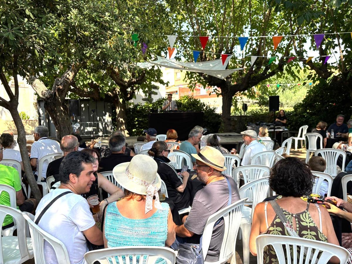 Assistents al vermut musical amb Miqui Puig DJ