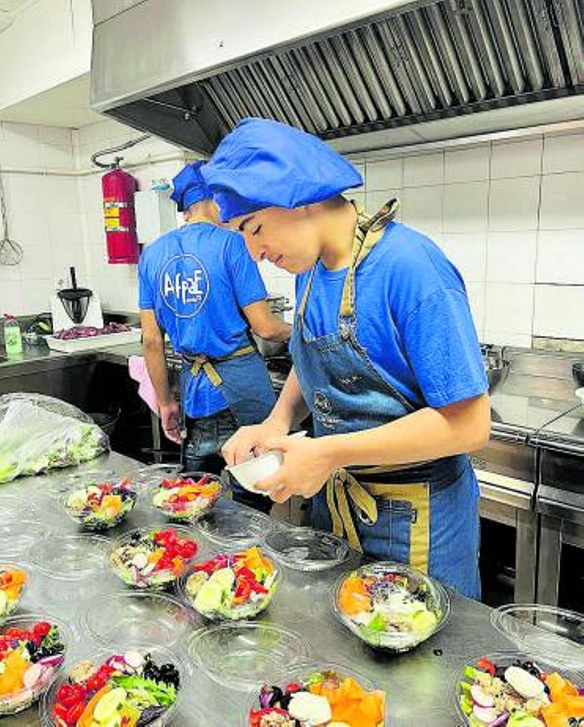 Un noi treballant a la cuina.  | ESCOLA DE NOVES OPORTUNITATS