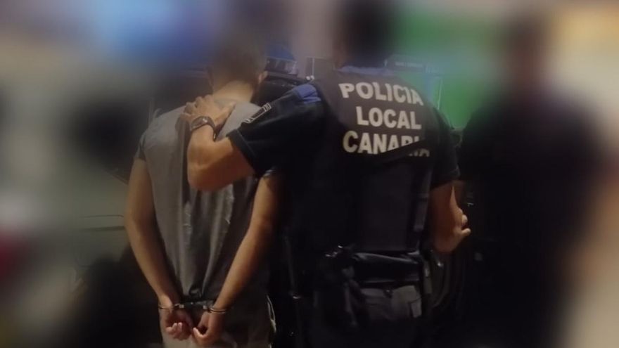 Resistencia, gritos y detención: un hombre se encara con la Policía en Las Palmas de Gran Canaria