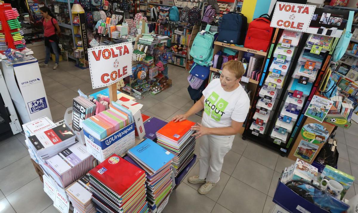 Librerías provistas de material escolar en Santiago.  // Xoán Álvarez
