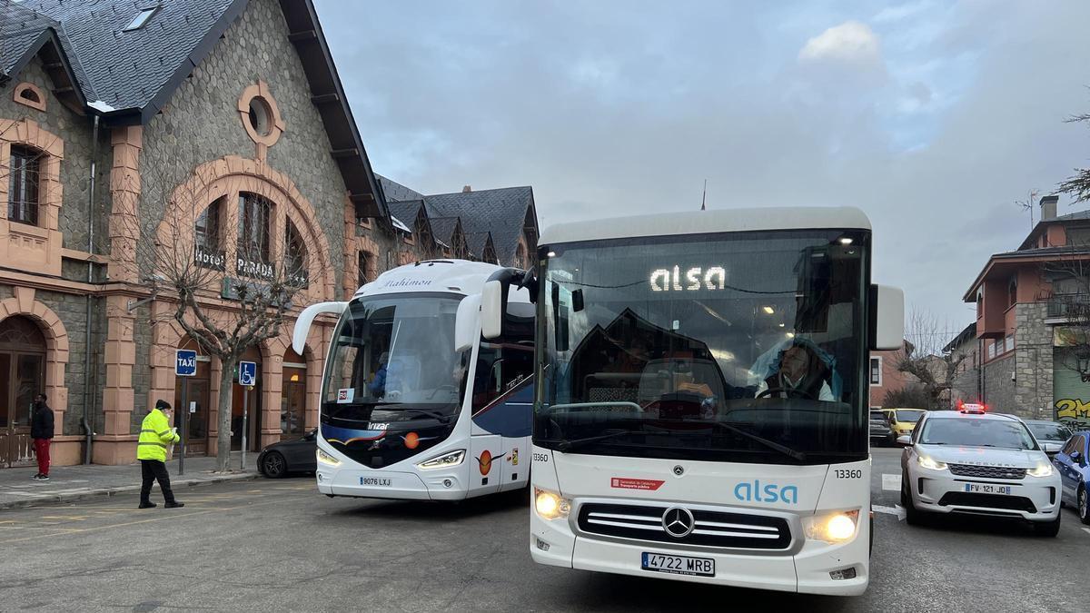 Un autocar de la companyia Alsa que fa la ruta entre Llívia i la Seu d'Urgell a punt de sortir de davant de l'estació de tren de Puigcerdà, al costat d'un altre bus que fa el servei alternatiu per carretera de l'R3