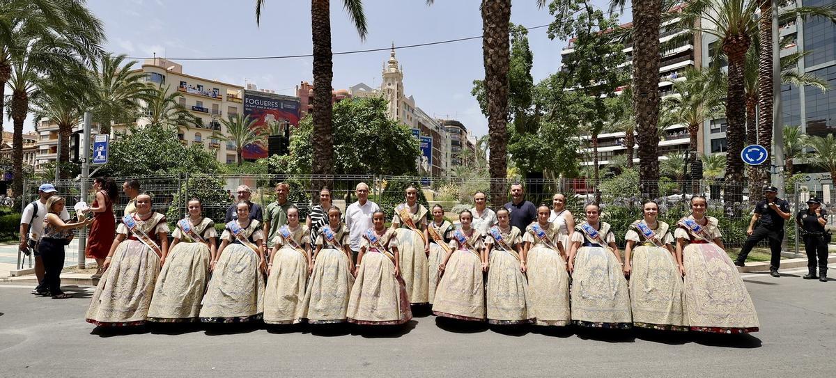 La comitiva fallera se estrena en Alicante con la mascletà de Mediterráneo