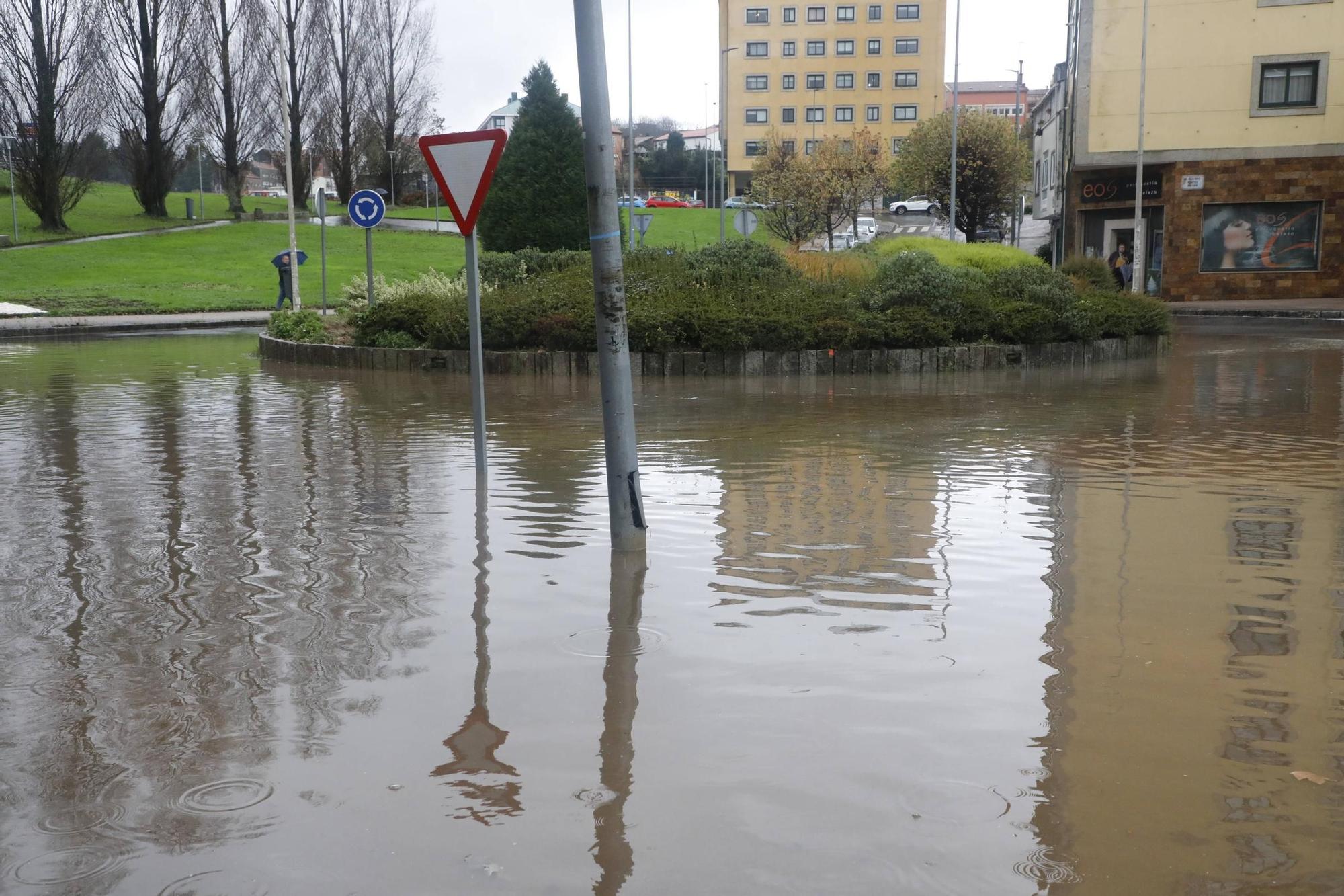 Una tromba de agua inunda de nuevo la rotonda Fontes do Sar