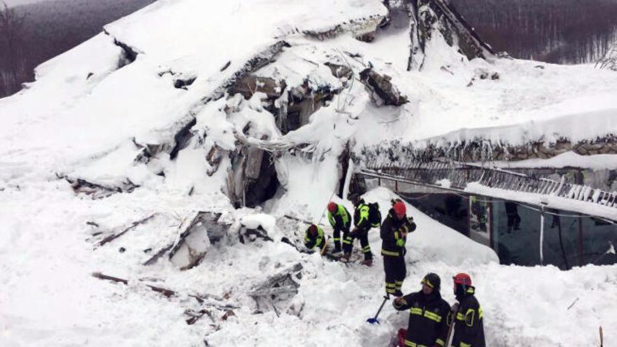 Los equipos de emergencias, en el hotel Rigopiano, sepultado por la nieve.