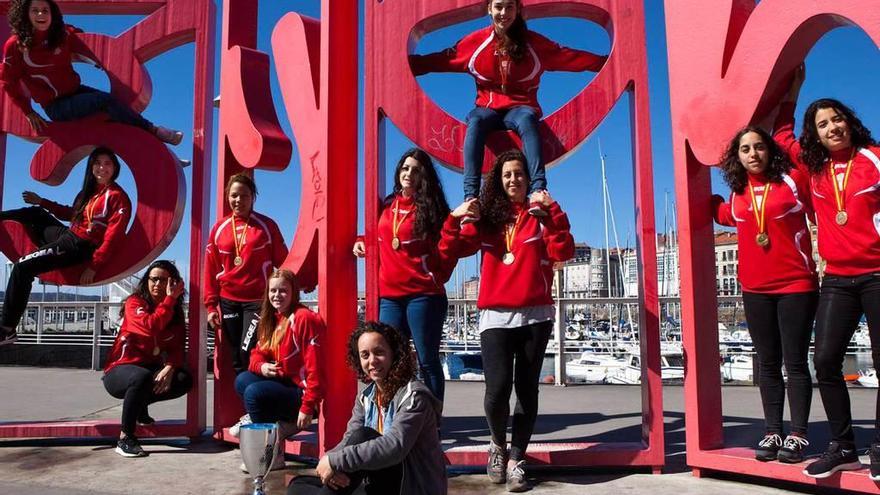 María Fernández, sentada junto a la plantilla del Hostelcur tras ganar la Copa de la Reina.