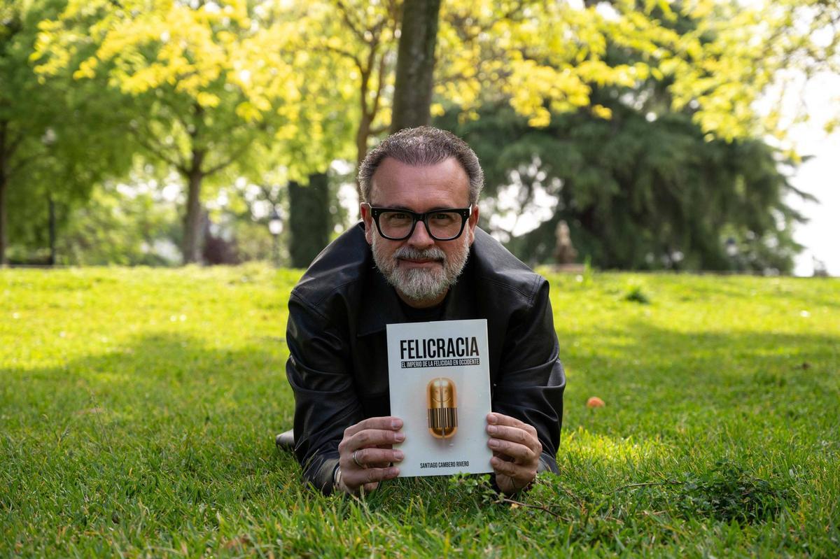 Santiago Cambero con su nuevo libro.