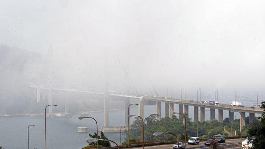 La niebla cubrió por completo los pilares del puente