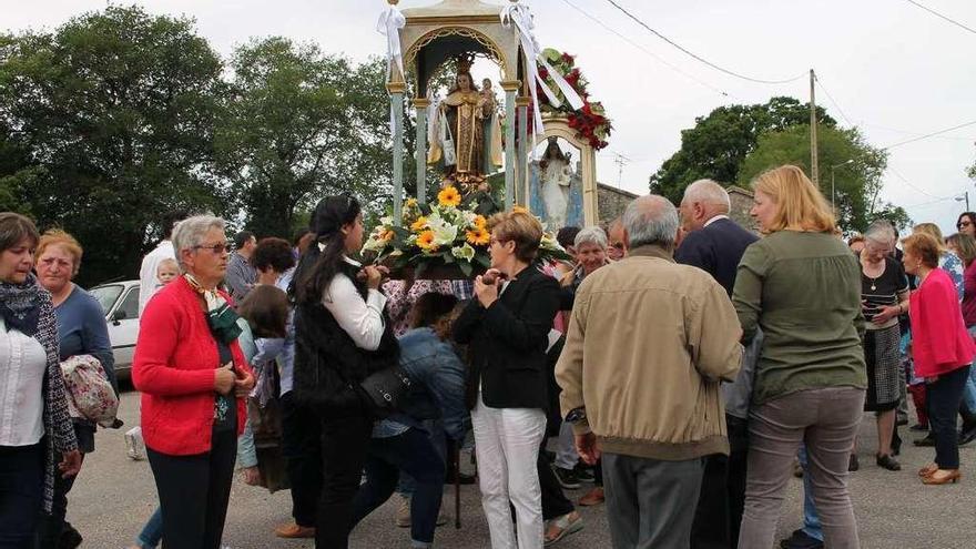 Algúns fieis pasan por debaixo das imaxes no encontro coa Virxe do Carme. // Daniel González Alén