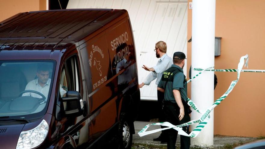 Efectivos policiales junto a la vivienda. // Efe