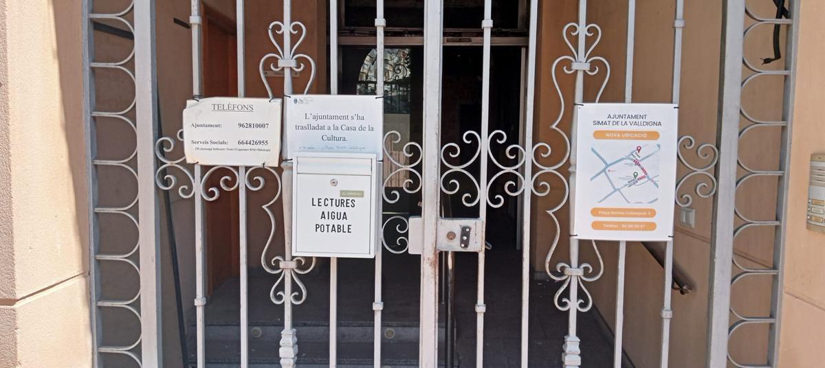 Cartel que recoge que el ayuntamiento se encuentra cerrado.