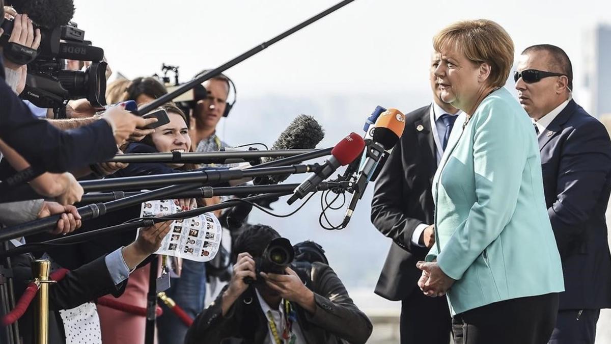 Angela Merkel atiende a los periodistas a su llegada a la cumbre.