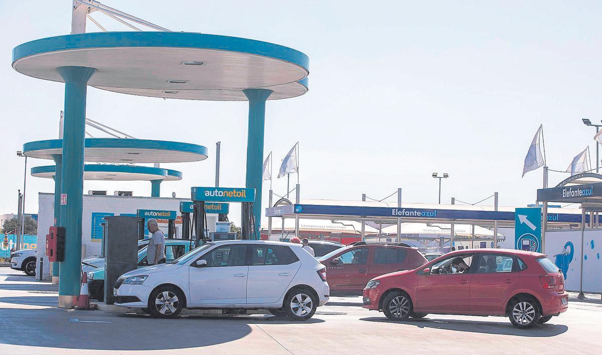 Las gasolineras ‘low cost’ se llenan | La autonetoil totalmente llena de coches. Las gasolineras ‘low cost’ se llenan | La autonetoil totalmente llena de coches.