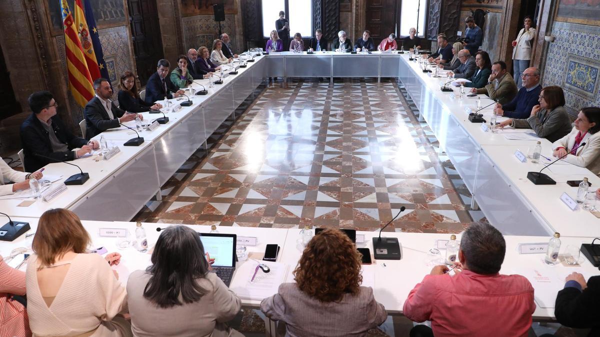La mesa de negociación Consell y sindicatos, reunida para la firma del acuerdo para negociar mejoras laborales para los funcionarios