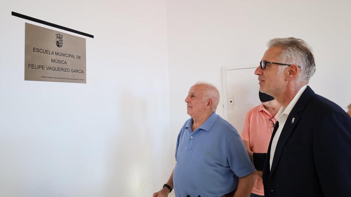 Felipe Vaquerizo con el alcalde de la localidad, Saturnino Alcázar, y la placa con su nombre en la Escuela de Música.