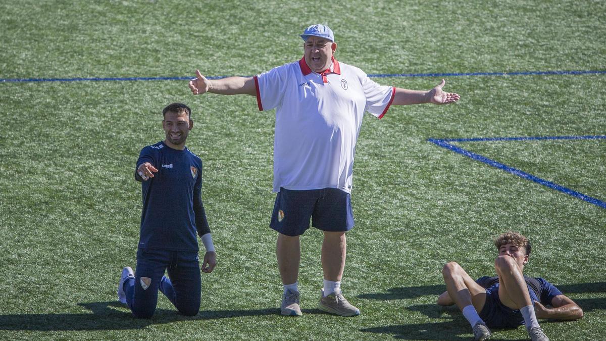 Oriol Alsina, amb el porter Marcos Pérez, també exLlagostera, durant un entrenament la setmana passada amb el Terrassa