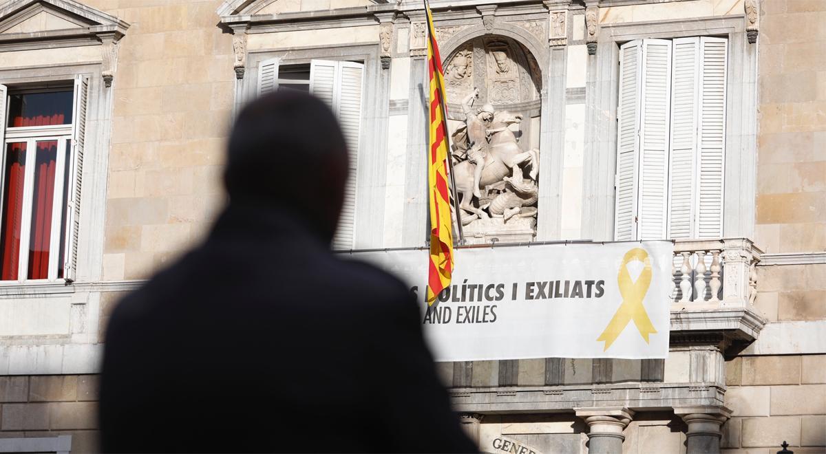 El lazo amarillo en la fachada del Palau de la Generalitat, este martes.