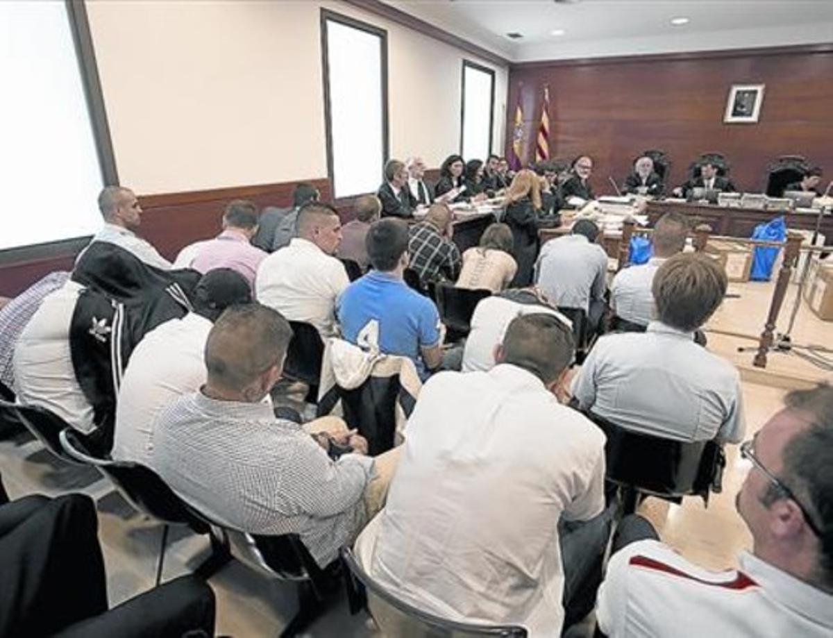 Els 16 acusats, ahir, asseguts davant del tribunal de l’Audiència de Barcelona. Els 16 acusats, ahir, asseguts davant del tribunal de l’Audiència de Barcelona.