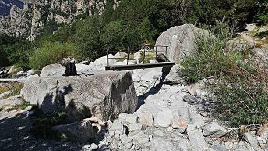 El pont de les Marrades, sobre el riu Freser totalment sec.