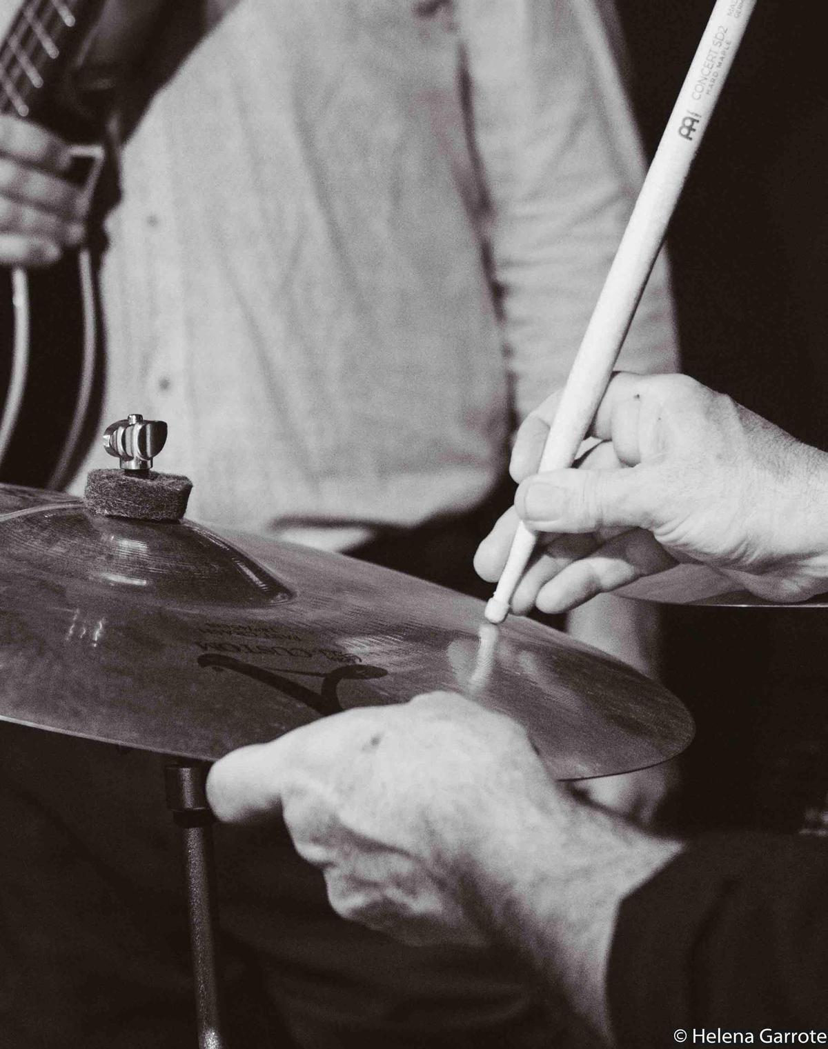Ovidio López Trío llena de jazz íntimo Entre Bambalinas en Alicante