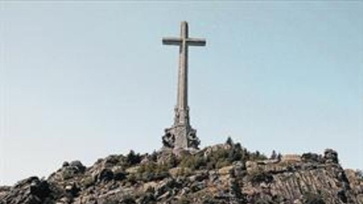 Un visitante del Valle de los Caídos, en el 2012.