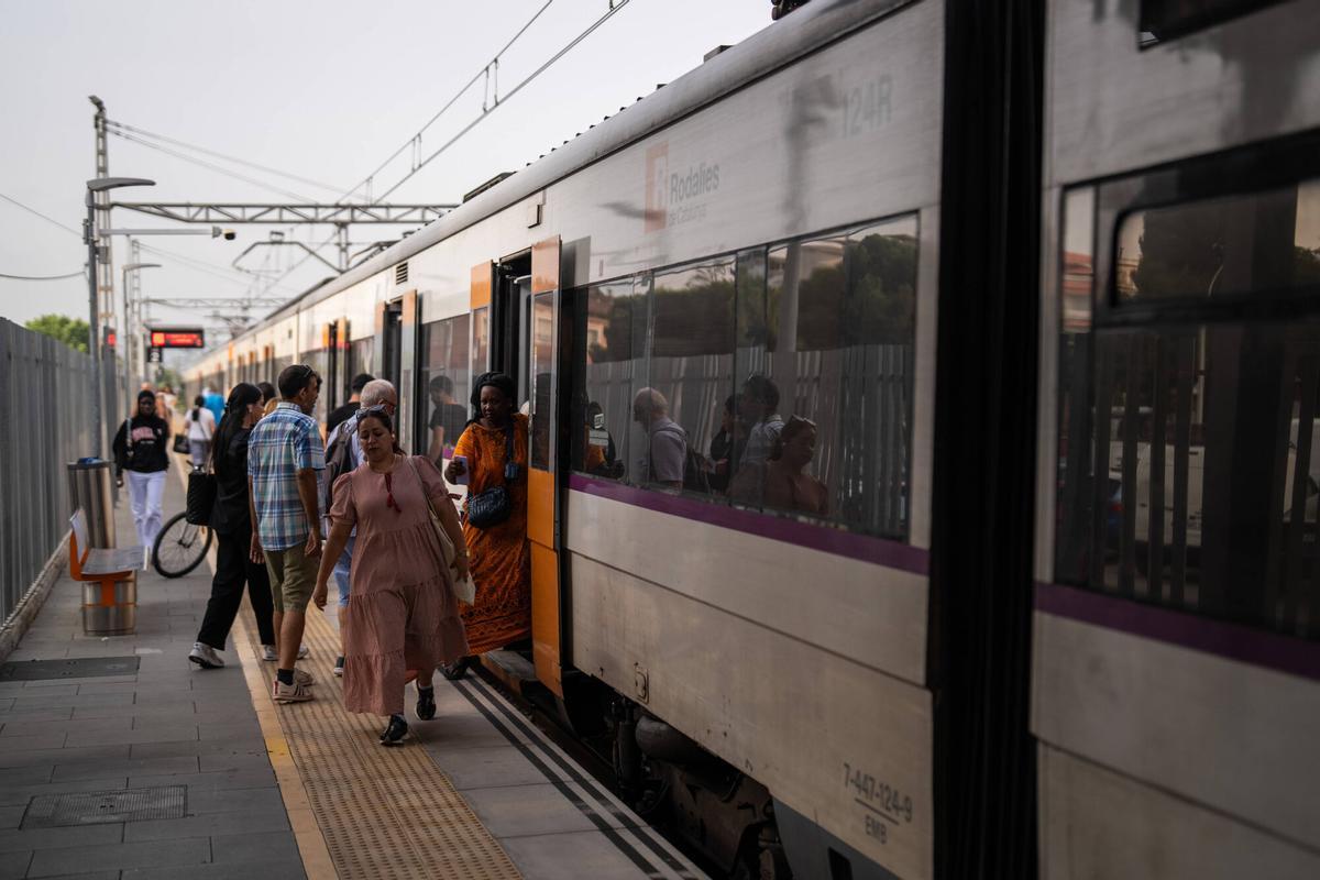 Usuaris de la R3 de Rodalies a Mollet comenten el futur talli de vies. FOTO de ZOWY VOETEN
