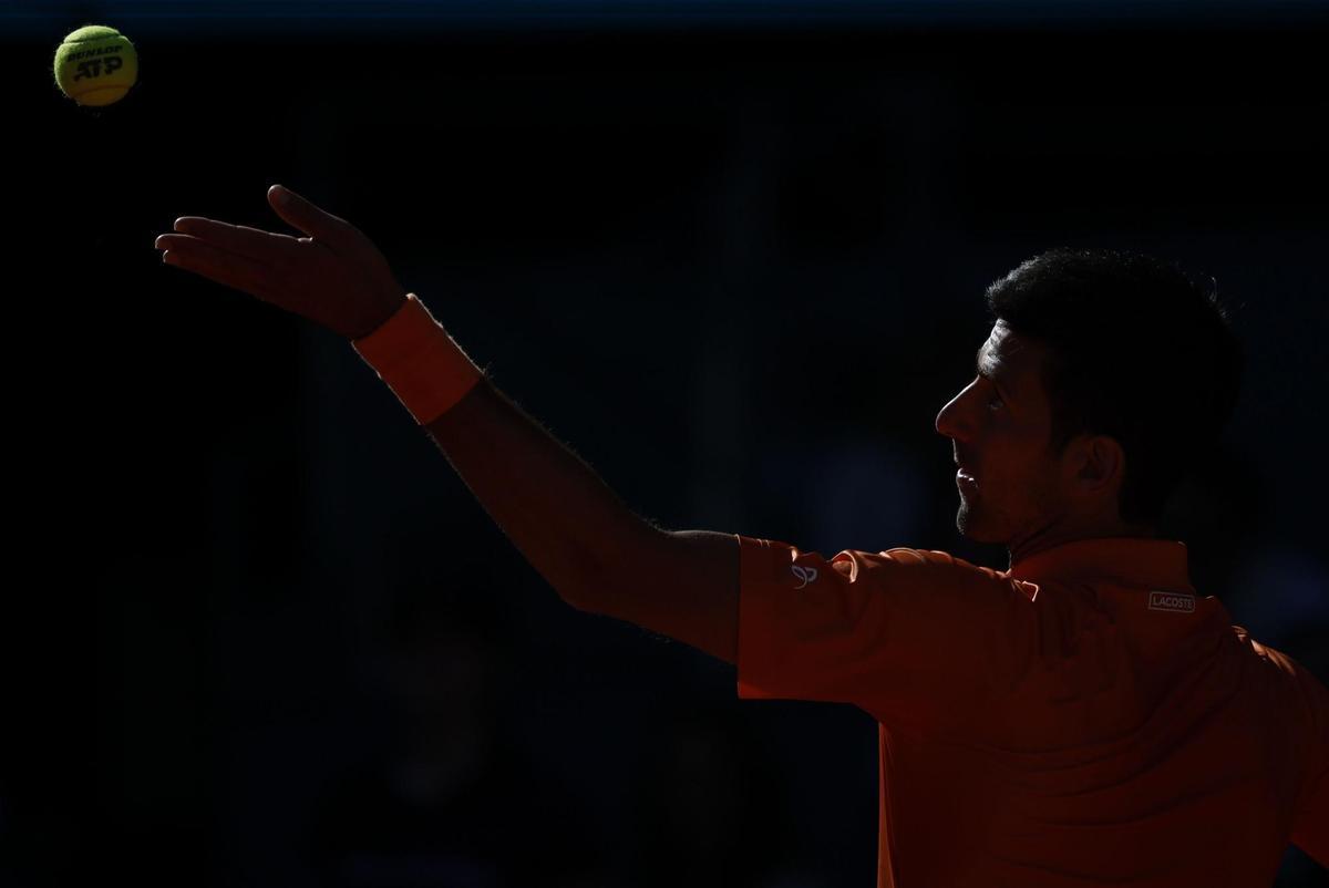 MADRID, 07/05/2022.- El tenista serbio Novak Djokovic sirve una bola al tenista español Carlos Alcaraz, durante el partido de semifinal del Mutua Madrid Open, hoy sábado en la Caja Mágica en Madrid. EFE/Juanjo Martín