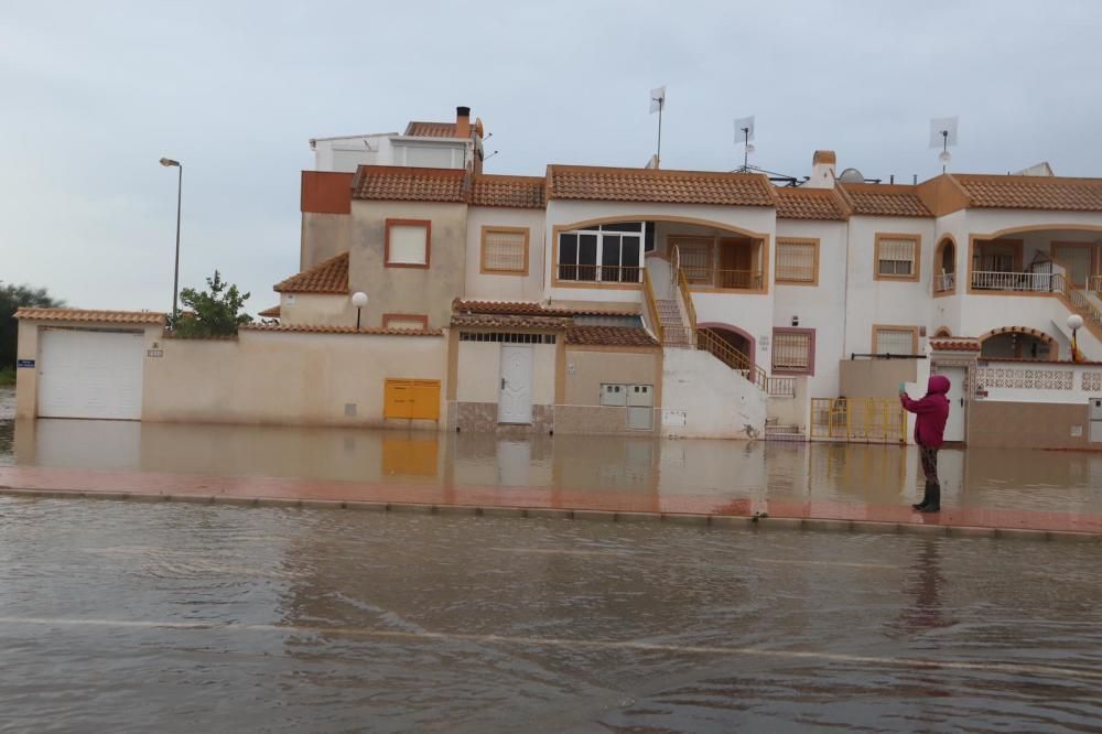 Una tromba de 100 litros por metro cuadrado anega Torrevieja