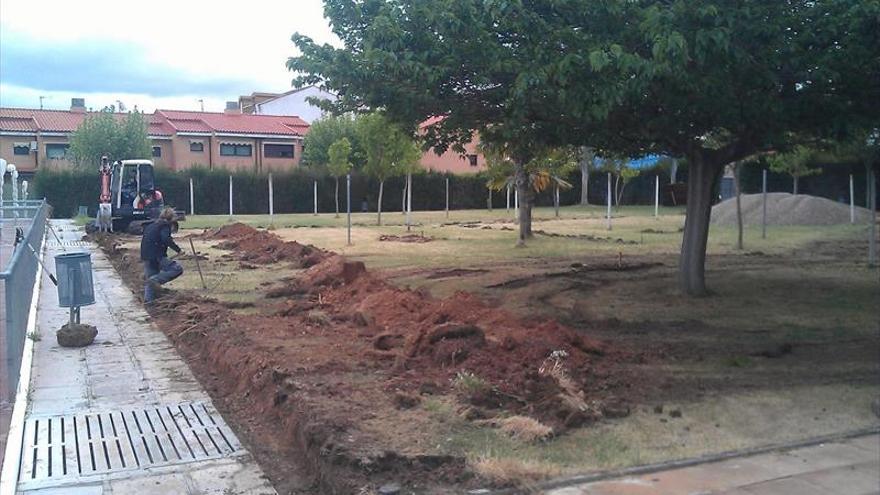 Las piscinas se ponen a punto para su apertura el 10 de junio