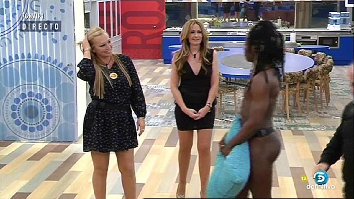 Coman, en pilotes, davant de Belén Esteban i Olvido Hormigos, a ’Gran hermano VIP’, de Tele 5.