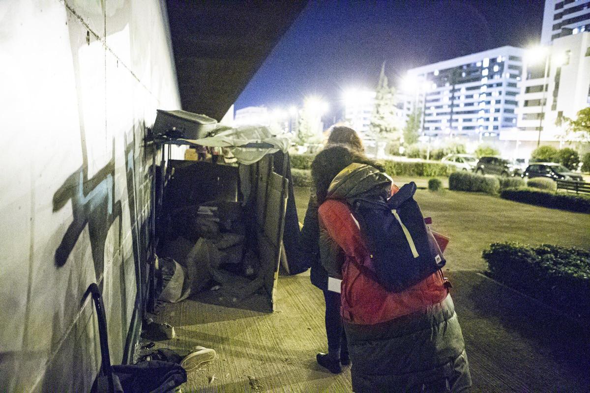 Voluntarios de Cruz Roja realizan el recuento de personas sin hogar en Zaragoza, este miércoles.