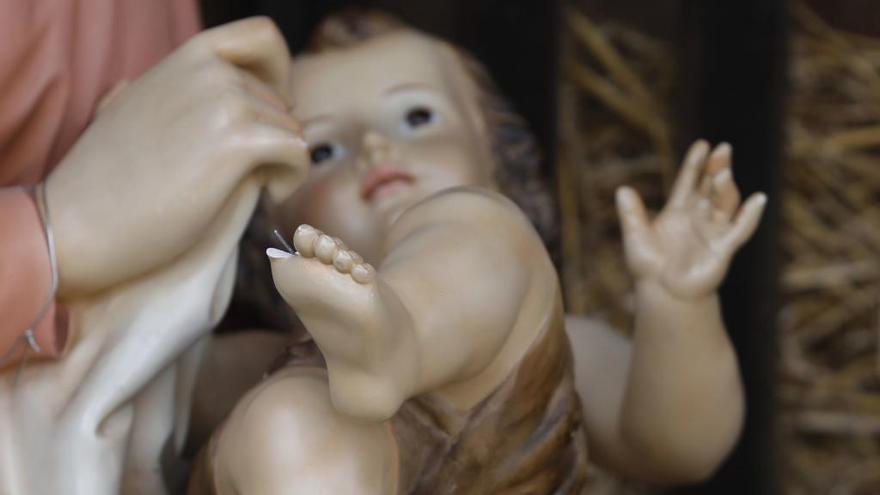 El Niño Jesús con uno de los dedos del pie roto.