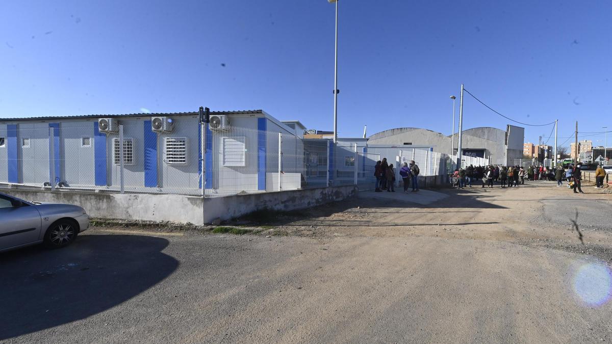 Imagen de archivo de los barracones que ocupaba el CEIP Vicent Marçà, en sus primeros días.