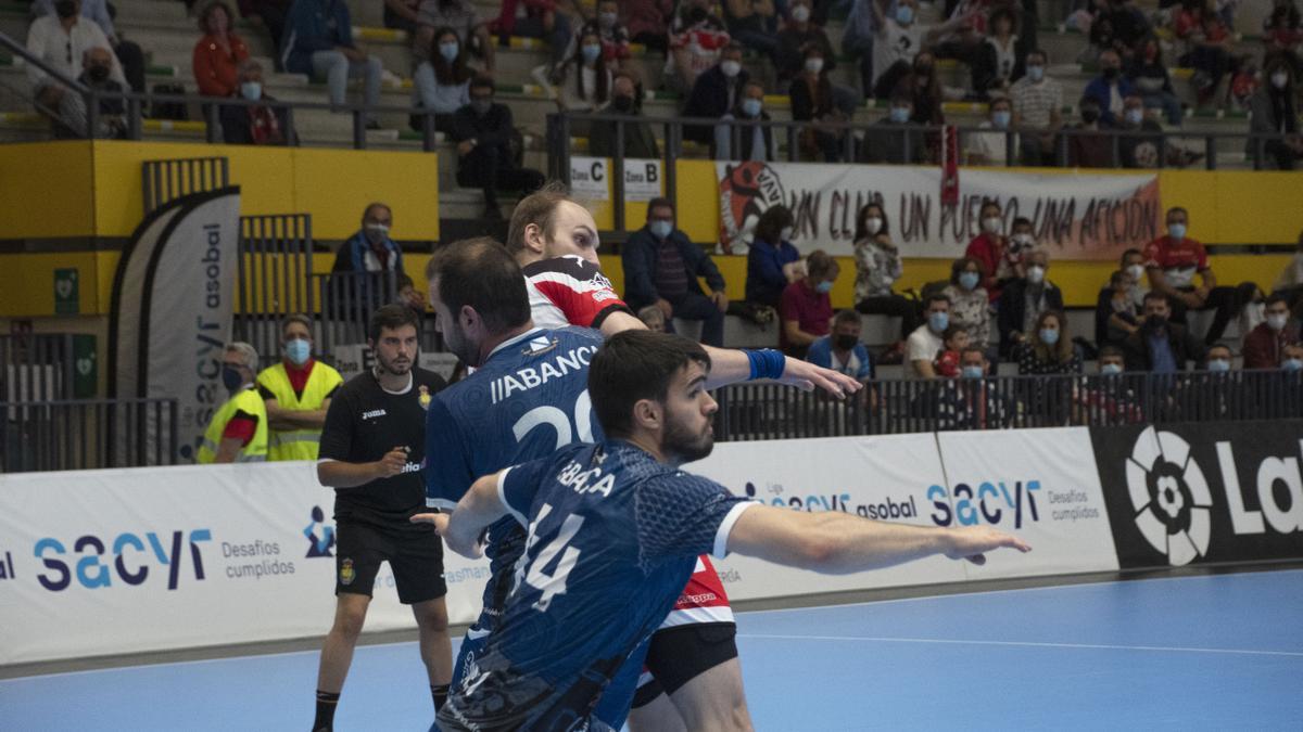 Dani Cerqueira y Santi López intentan defender a Lukas Simenas, ayer en Nava.