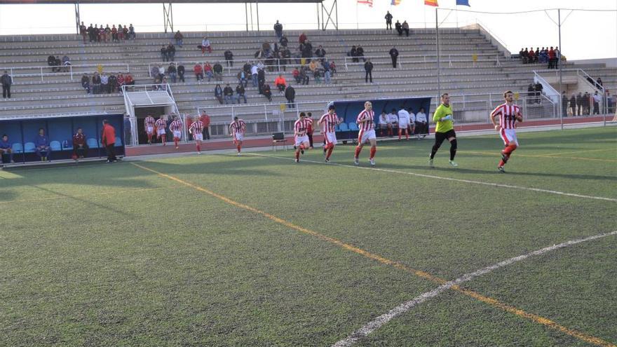 Los jugadores del Petrelense saltan al césped de El Barxell.