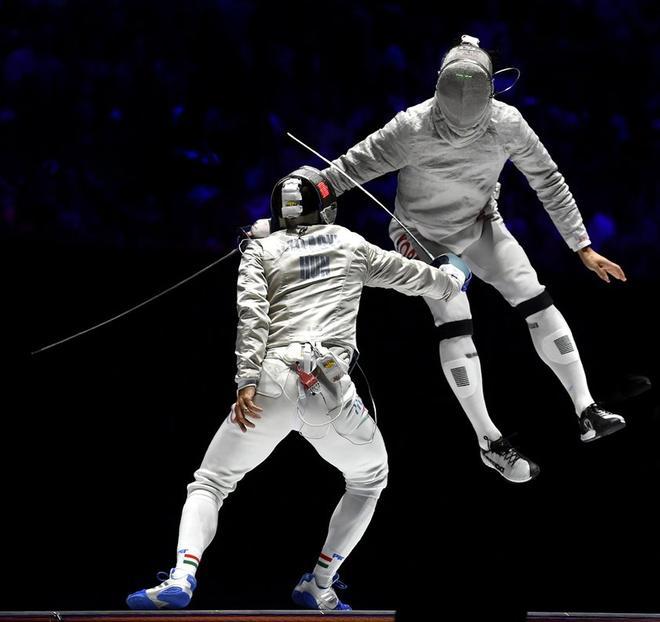 Aron Szilagyi (L) lucha contra Sanguk Oh de Corea del Sur en la final de sable del Mundia de Esgrima FIE en Budapest.