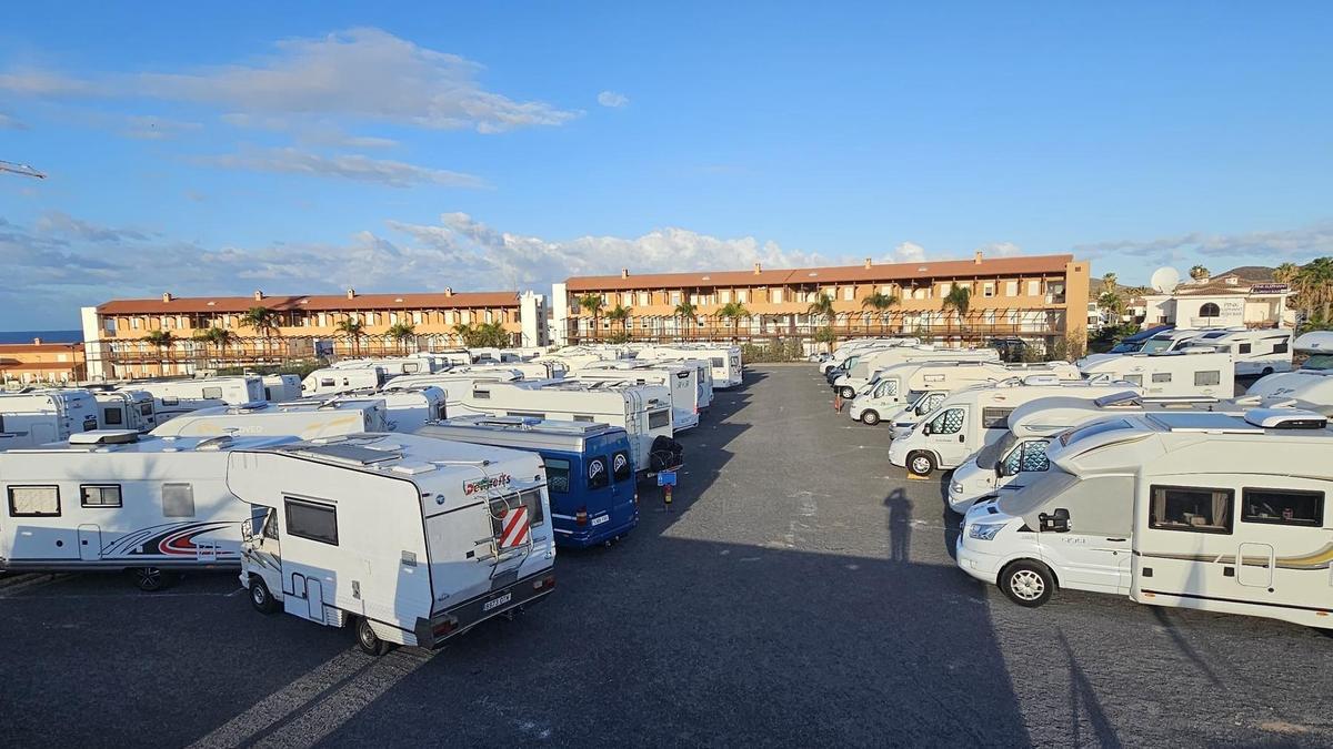 Área de autocaravanas y campers homologados en Amarilla Golf