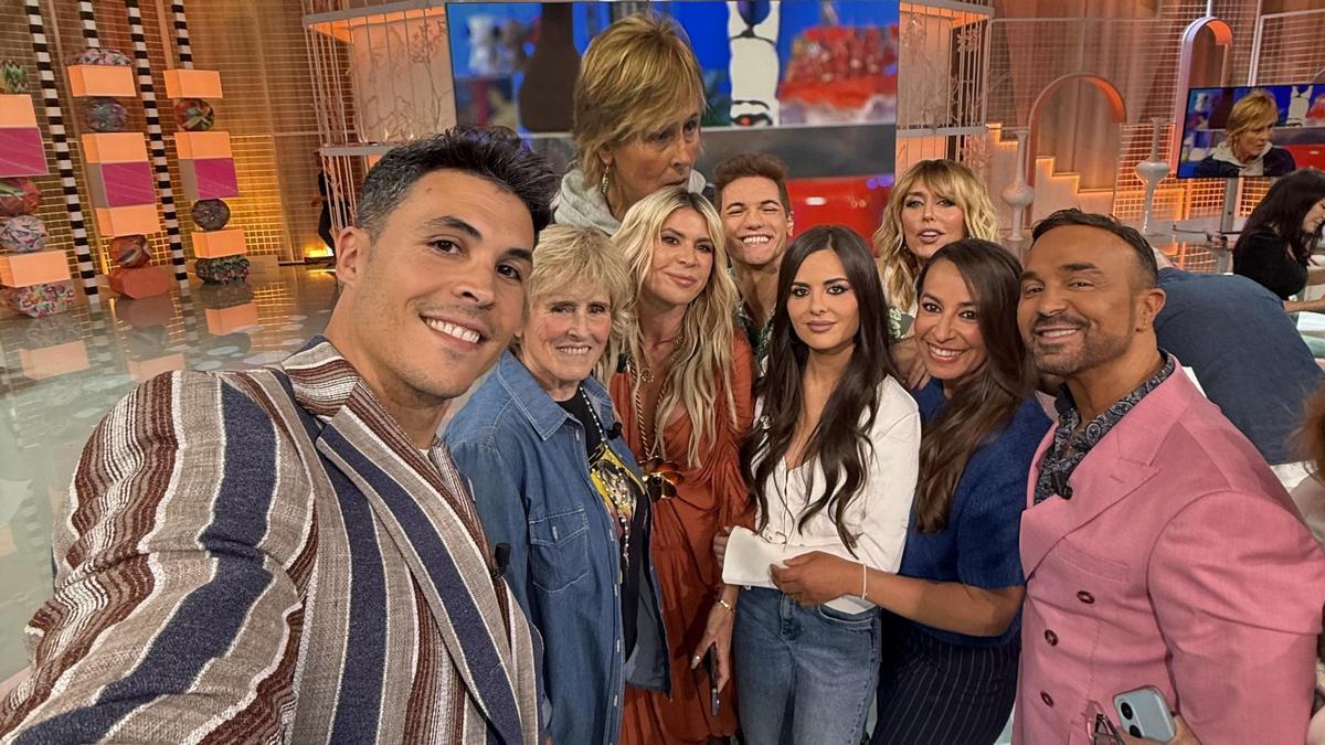 Parte del equipo de 'Fiesta', con Mercedes Milá. FOTO: Kiko Jiménez.