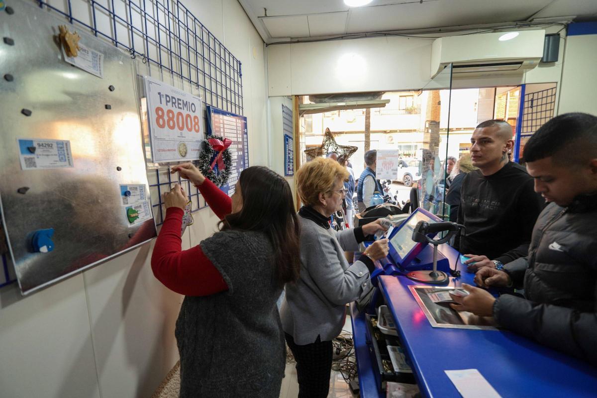Negocio de lotería en Paiporta, el día anterior al sorteo de Navidad.