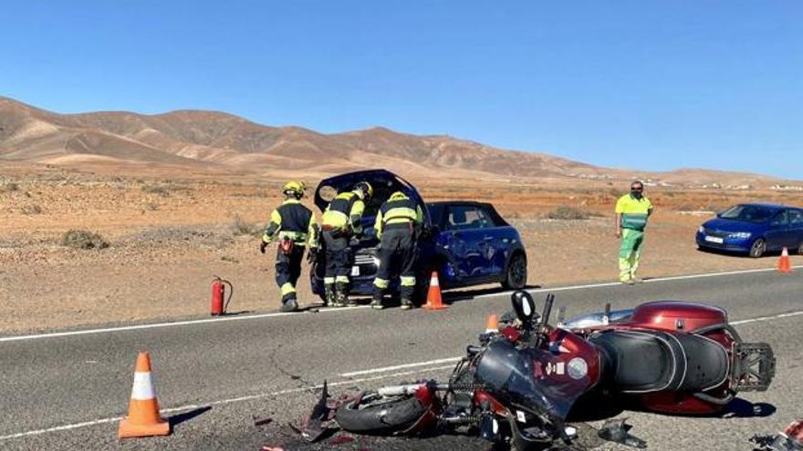 Un motorista, hospitalizado tras colisionar contra un coche en Fuerteventura