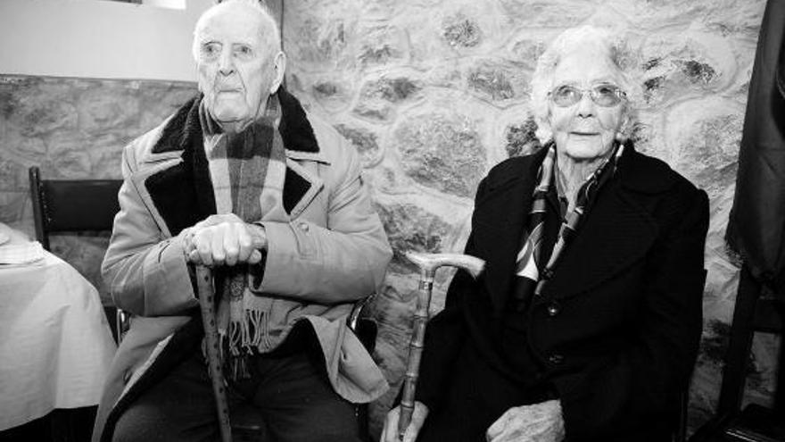 Dos de los vecinos centenarios de Los Veneros, Abelardo Fernández Martínez y Concha González Martínez.