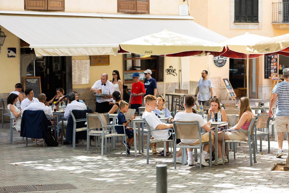 Varias personas en la terraza de un bar