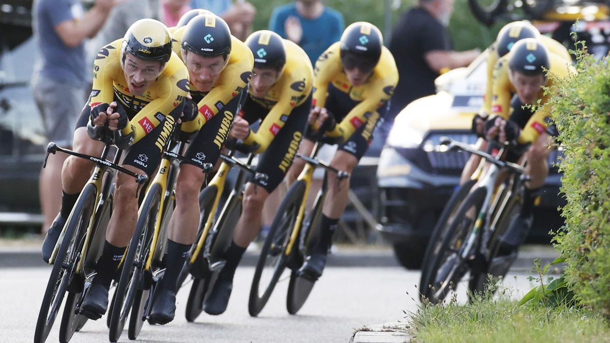 77 edición de la Vuelta a España 2022 UTRECHT, 19/08/2022.- El equipo Jumbo-Visma, este viernes durante la primera etapa de La Vuelta 2022, con una crono inaugural de 23 kilómetros con salida y llegada en Utrecht. El neerlandés Robert Gesink ha estrenado el maillot rojo tras el triunfo del Jumbo-Visma en la contrarreloj por equipos. EFE/ Javier Lizón  Utrecht [Municipio]