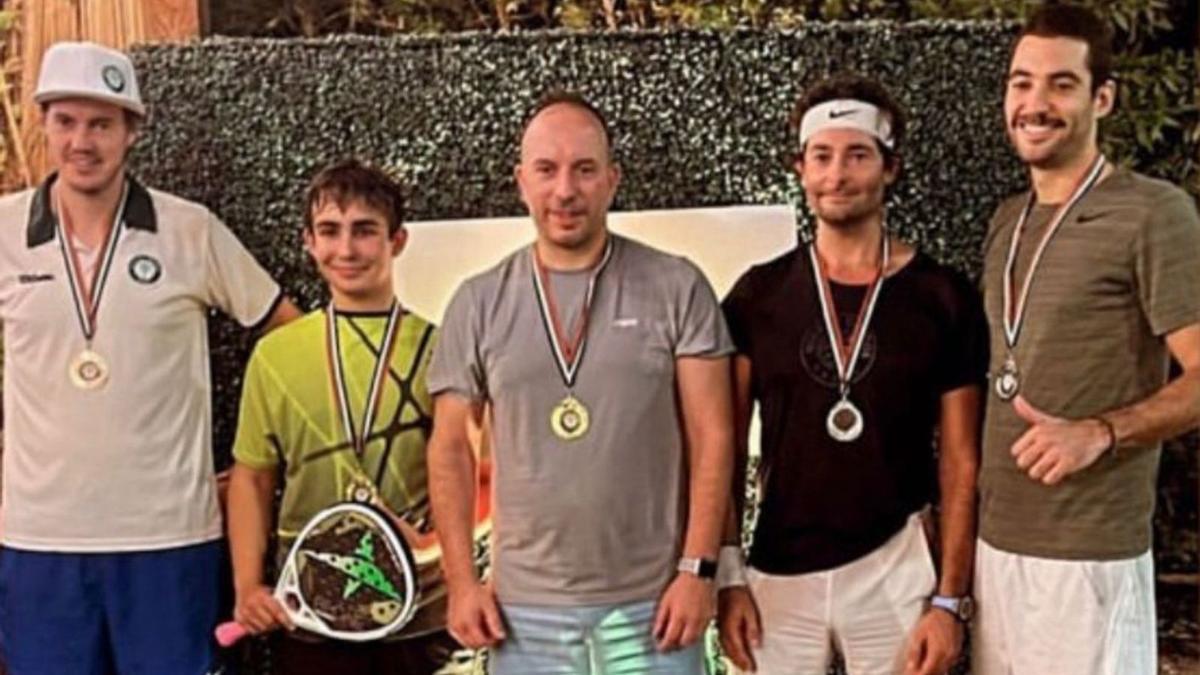 Agustín Fernández y Óscar Ares (segundo y tercero por la izquierda), al término del Open Tournament |