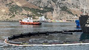 Què és un ‘skimmer’ amb el qual s’intenta solucionar la fuga de fueloil a Gibraltar