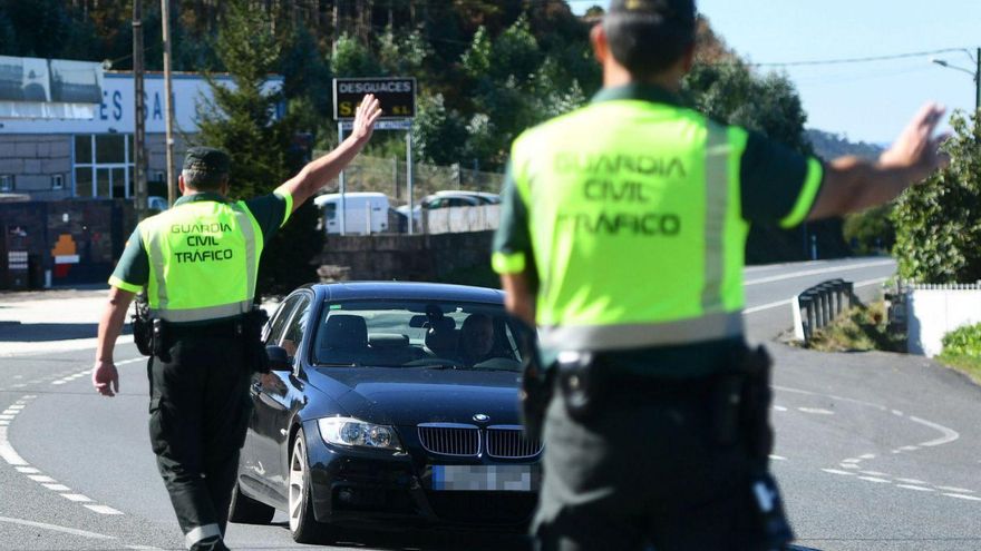 Agentes durante un control de velocidad y alcoholemia en la provincia de Pontevedra. | | GUSTAVO SANTOS