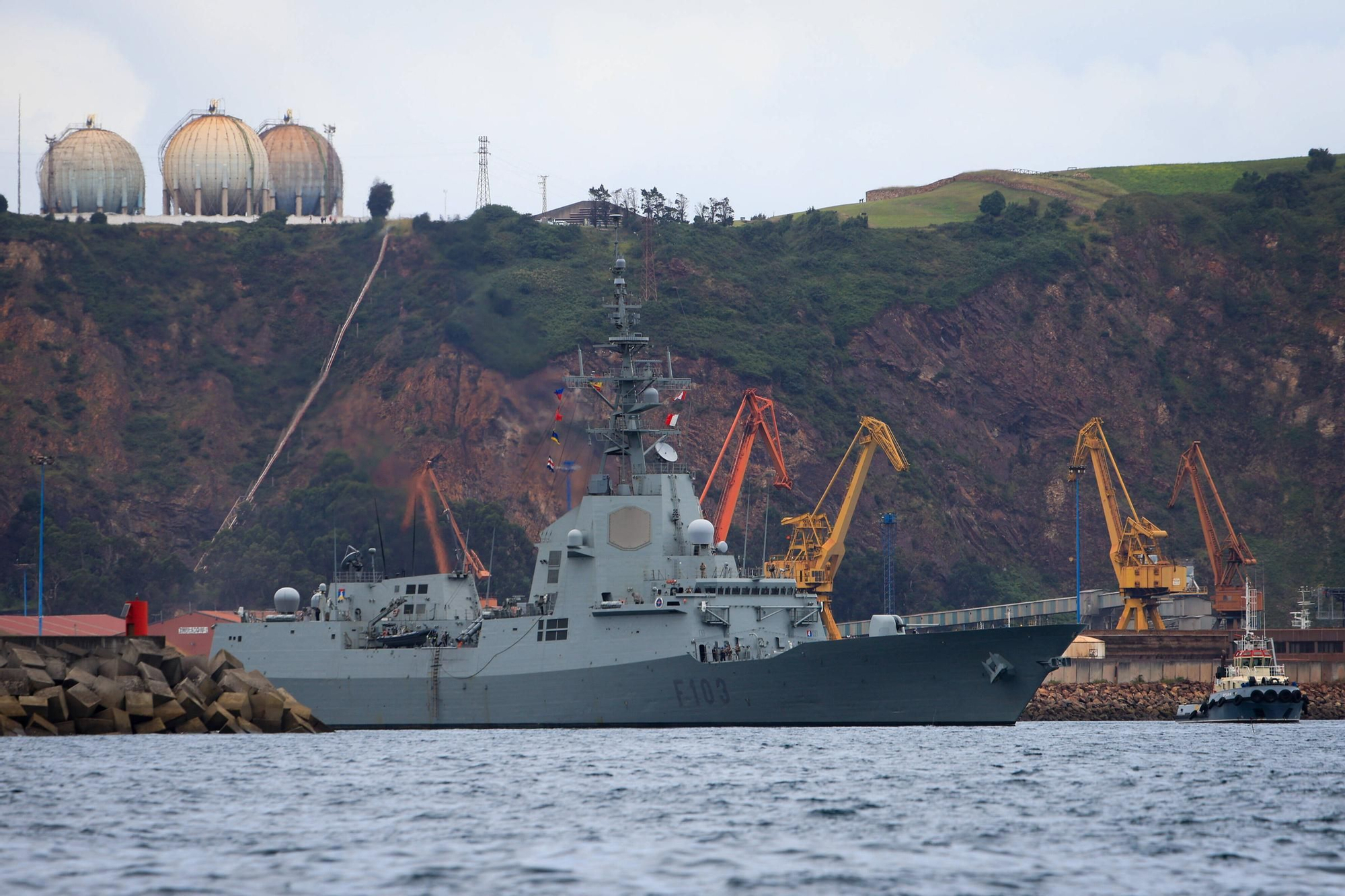 En imágenes: así se despidieron más de 40 embarcaciones del "Elcano" y la "Blas de Lezo" surcando la costa de Gijón