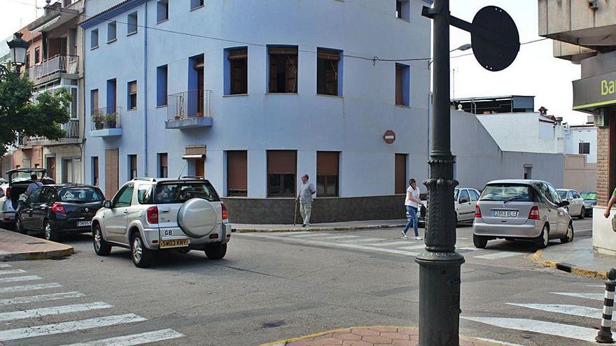 Imagen de Villalonga con vehículos y peatones por la calle.